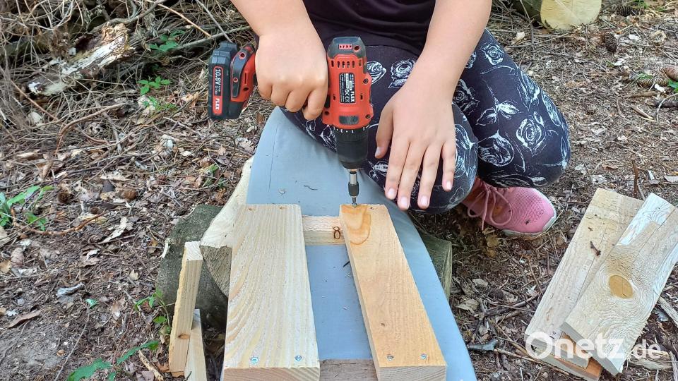 Ohne zu zögern griffen die Kinder zum bereitliegenden Akkuschrauber und „bauten“ – mit ein bisschen Unterstützung der beiden Leiterinnen - ihre eigene Holzkiste. Bild: Christa Vogl