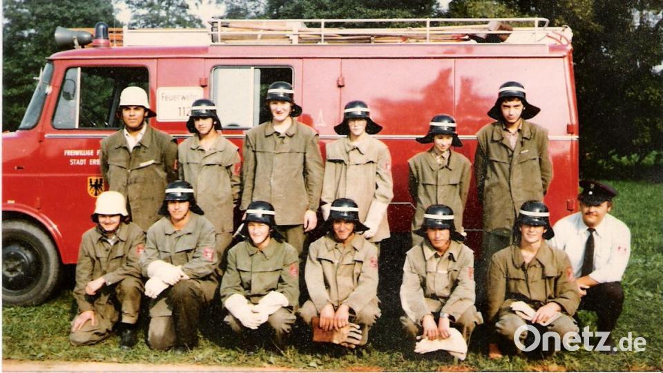 Die Jugendgruppe der Feuerwehr Erbendorf legte bereits im Gründungsjahr 1981 die erste Leistungsprüfung ab. Mit auf dem Bild sind die damaligen Betreuer Andreas Hoffer (vorne links), Irmbert Schmidt ( hintere Reihe links) und Alexander Donenko (vorne rechts) Archivbild: Roland Wellenhöfer