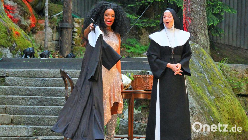 Zodwa Selele (links) und Carmen Wiederstein ließen bei ihrem Auftritt erahnen, dass bei &quot;Sister Act&quot; die Umstellungen aufs Klosterleben nicht gerade einfach sind. Bild: stg