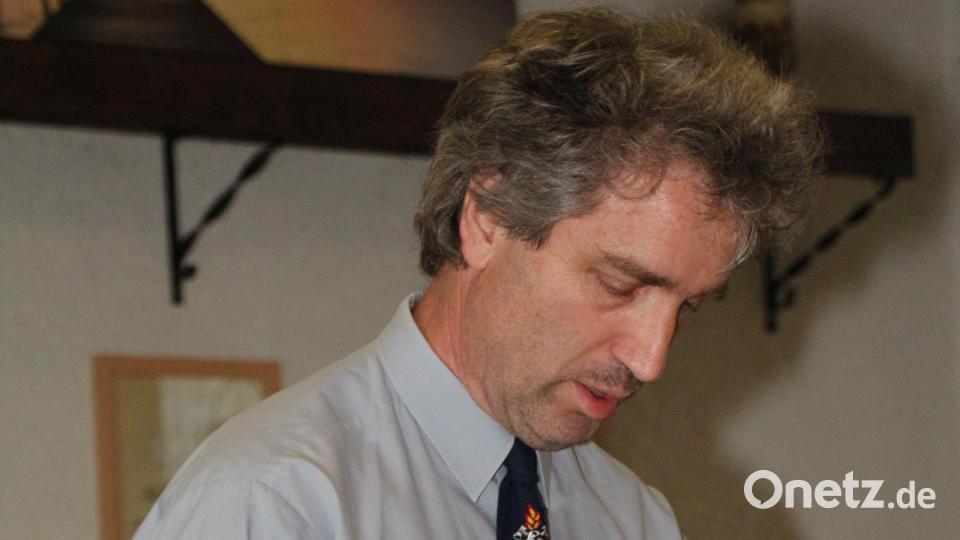 Rudi Schinner informierte die Anwesenden, dass Fahnenträger gesucht werden. Bild: rpp