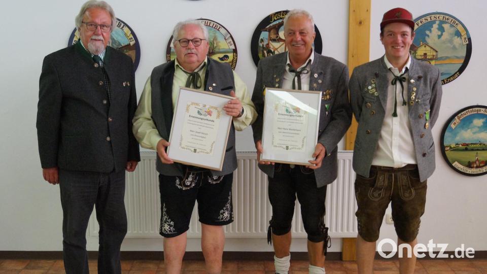 Das neue Ehrenmitglied und der neue Oberschützenmeister (von links): Gauehrenschützenmeister Norbert Schmidt, Ehrenmitglied Josef Hirsch, Oberschützenmeister Hans Wenkmann II und Schützenmeister Johannes Wenkmann. Bild: snn