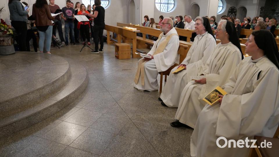 Der Chor „Grazie a Dio“ aus Leonberg umrahmte unter der Leitung von Michaela Burger die Geist-Zeit in der Klosterkirche mit schwungvollen Liedern. In der Mitte sitzend Pater Benedikt Leitmayr, daneben Äbtissin Laetitia und zwei Schwestern des Konvents. Bild: hmr