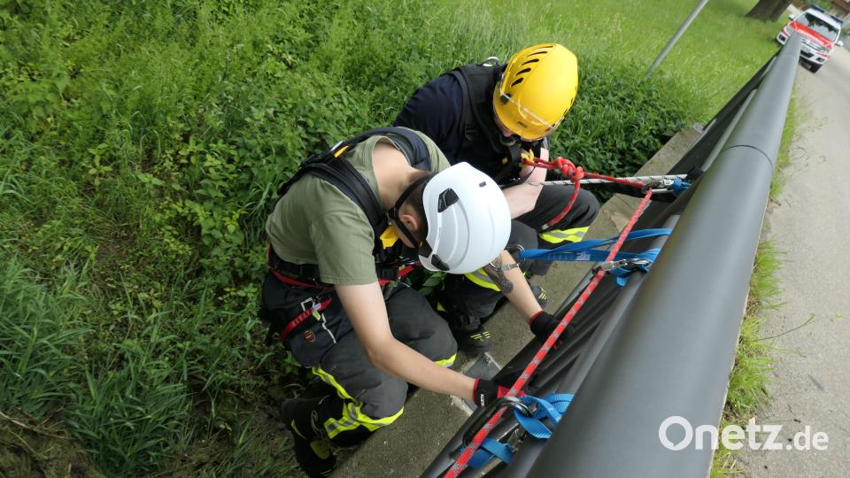 An der Brücke in Unterlind übten die Teilnehmer des Absturzsicherungslehrgang praktisch. Bild: dob