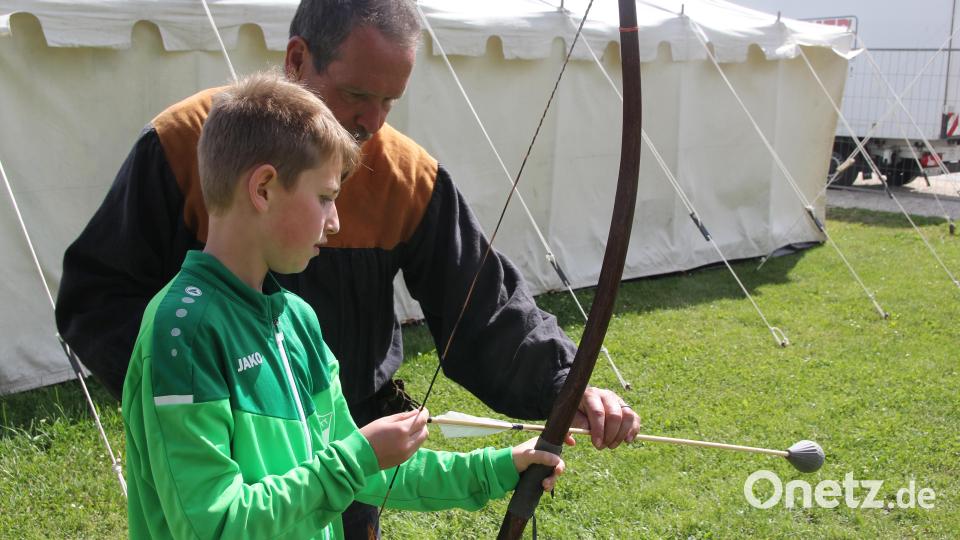 Der richtige Umgang mit Pfeil und Bogen wurde gezeigt. Bild: ral