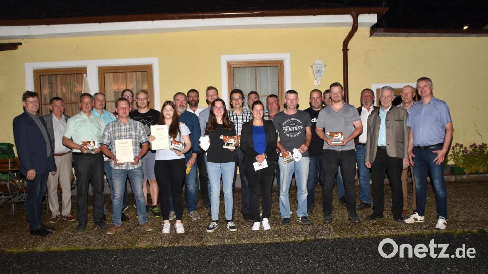 Die Kreisrinderzuchtgenossenschaft Neustadt/WN ehrte Landwirte. Bild: hcz