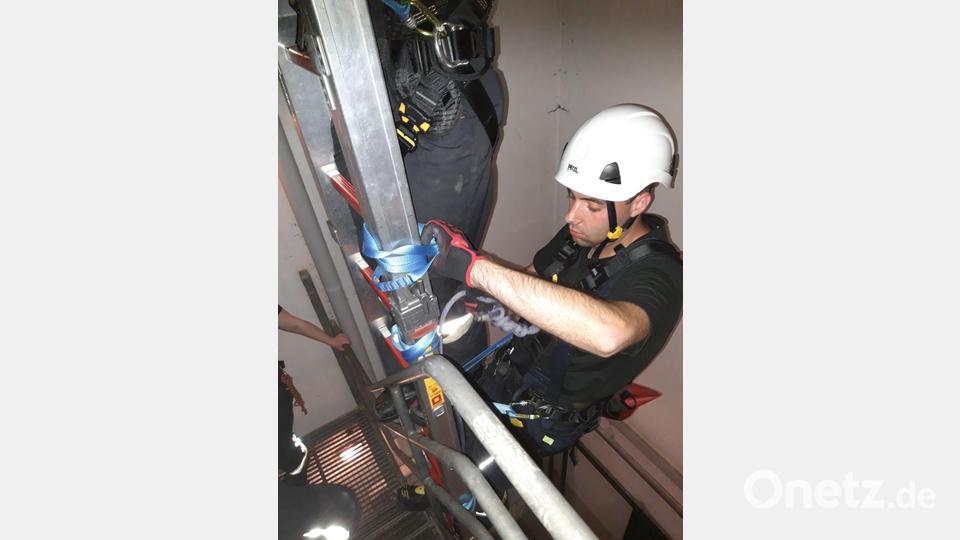 Am Schlauchturm des Gerätehauses übten die Teilnehmer des Absturzsicherungslehrgang das Vorgehen im vertikalen Vorstieg praktisch. Bild: dob