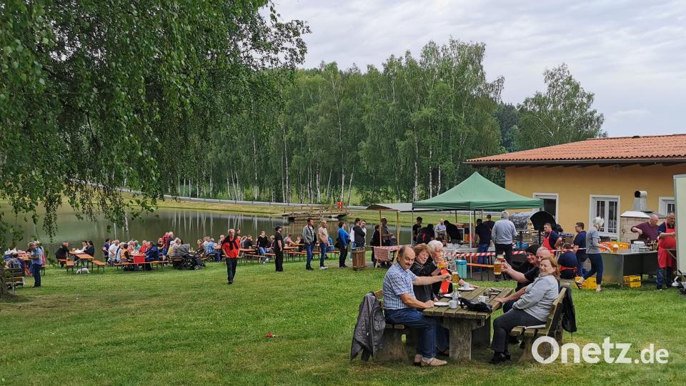 Die gut gelaunten Gäste wurden bestens verwöhnt. Bild: gz