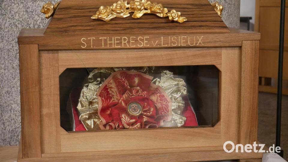 Den Reliquienschrein der heiligen Therese von Lisieux hatte Pater Benedikt Leitmayr zur Geist-Zeit in der Klosterkirche mitgebracht. Das Theresienwerk in Augsburg feiert heuer 50-jähriges Bestehen. Bild: hmr