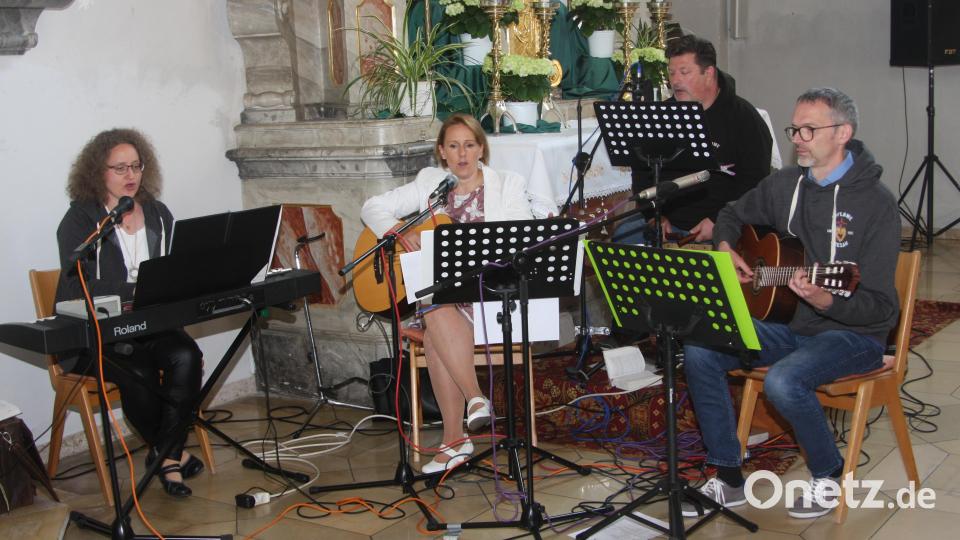 Zuständig für die Musik war die Lobpreisband &quot;Inflame&quot; aus Wiesau: (von links) Bernadette Oppl, Silke Schicker, Oliver Zrenner und Thomas Plank. Bild: wro