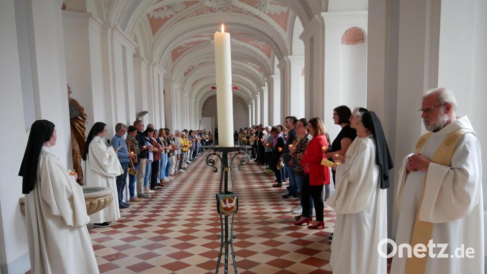 Die Lichterprozession durch den Kreuzgang der Zisterzienserinnen-Abtei Waldsassen war einer der Höhepunkte der gut besuchten Geist-Zeit in der Klosterkirche. Bild: hmr