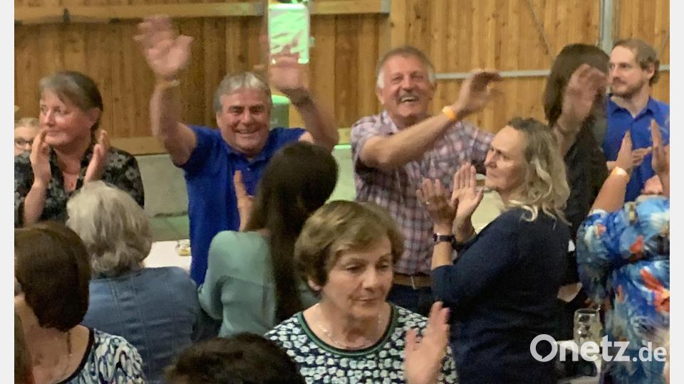 Die Besucher gehen von der ersten Minute an voll mit beim Bayerisch-Böhmischen Abend in der O&#039;Schnitt-Halle. Bild: tok