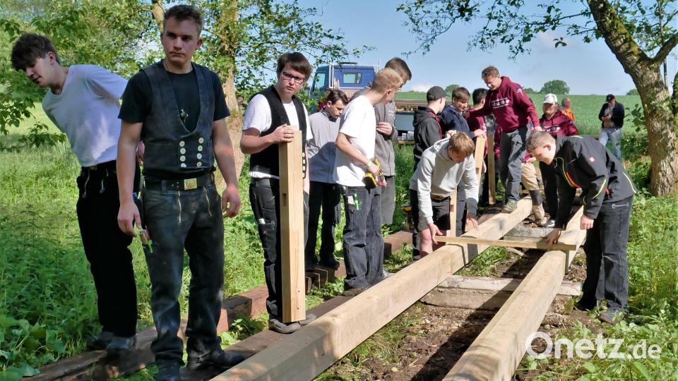 Das ist Praxiseinsatz statt Schulbank. 38 angehende Schreiner und Zimmerer fertigen neuen Steg und Brücke am Kohlberger Naturerlebnisweg. Bild: jml