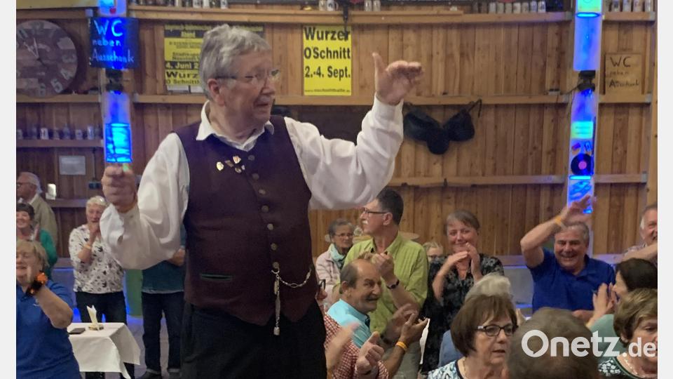 Karl Wildenauer aus Neustadt dirigiert beide Kapellen auf einem Tisch stehend. Bild: tok