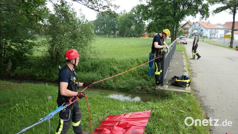 An der Brücke in Unterlind übten die Teilnehmer des Absturzsicherungslehrgang praktisch. Bild: dob