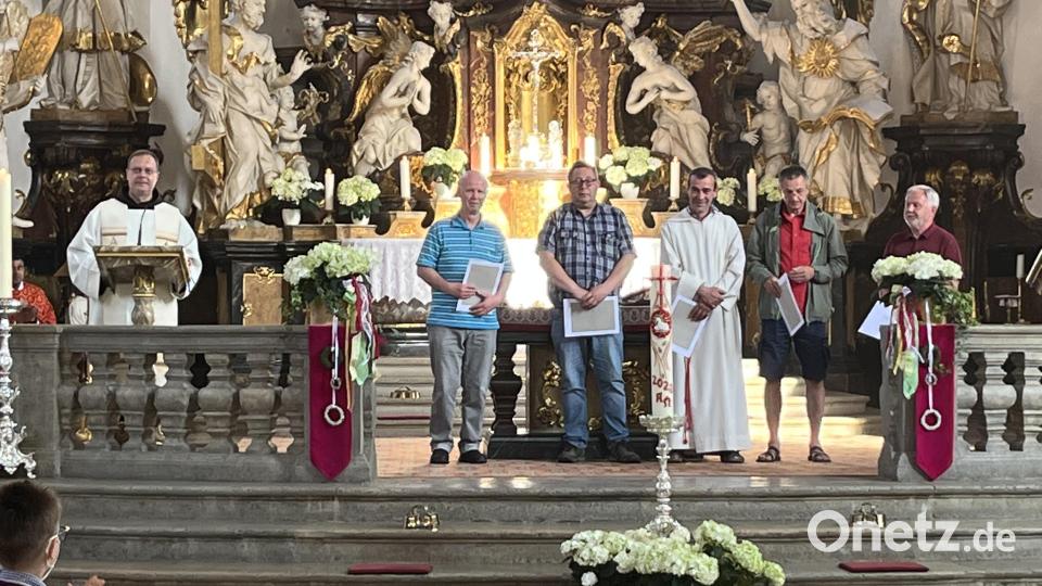 Hermann Neubauer und Dieter Rittner (Zweiter und Dritter von links) wurden für ihr 50. beziehungsweise 45.Wallfahrtsjubiläum in der Basilika geehrt. Bild: bk