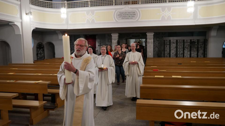 Angeführt von Pater Benedikt Leitmayr mit der Osterkerze und den Schwestern des Konvents zogen die zahlreichen Gläubigen mit ihren brennenden Kerzen durch den Kreuzgang der Zisterzienserinnen-Abtei Waldsassen wieder zurück in die Klosterkirche. Bild: hmr