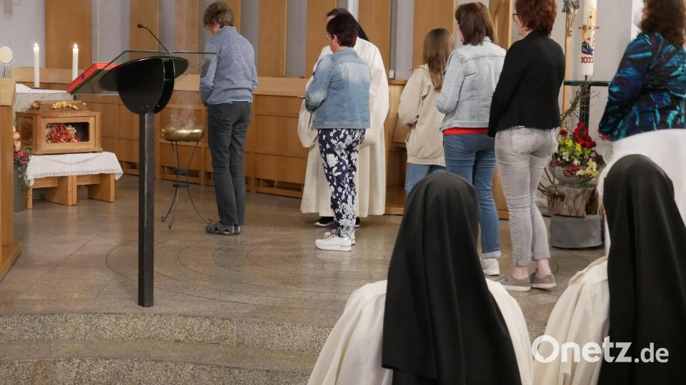 Mit einer Weihrauchgabe konnten alle Gläubigen ihre Sorgen und Anliegen symbolisch in einer Schale niederlegen. Ganz links im Bild der Reliquienschrein der heiligen Therese von Lisieux. Bild: hmr