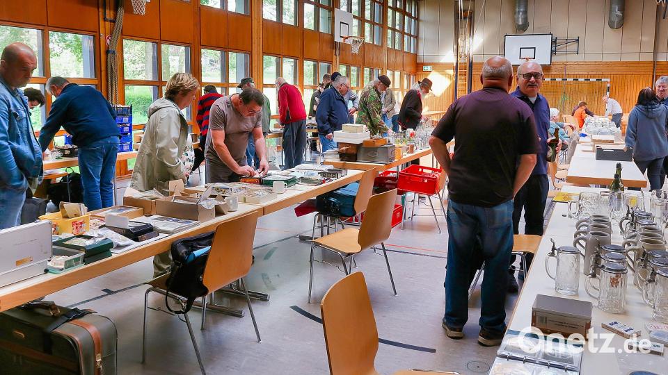 Attraktive Brauerei-Werbeartikel weckten bei der zwölften internationalen Tauschbörse in Friedenfels das Interesse der Besucher. Bild: bsc
