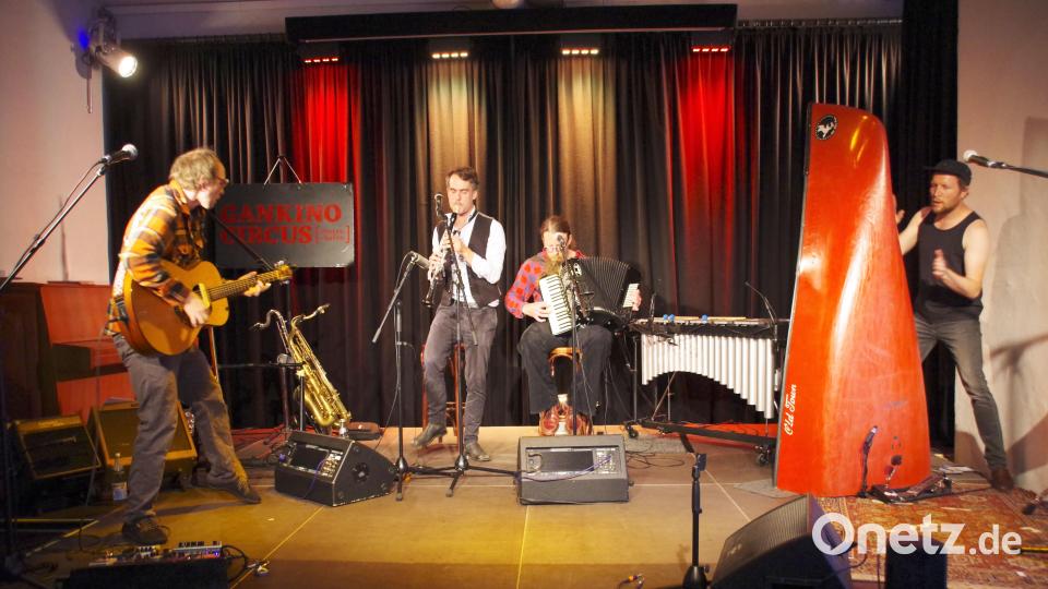 Zurück vom Urlaub in Finnland, haben Gankino Circus allerhand musikalische Einflüsse aus dem Land am Polarkreis intus. Als Instrument dient unter anderem ein halber Bootsrumpf. Bild: müb