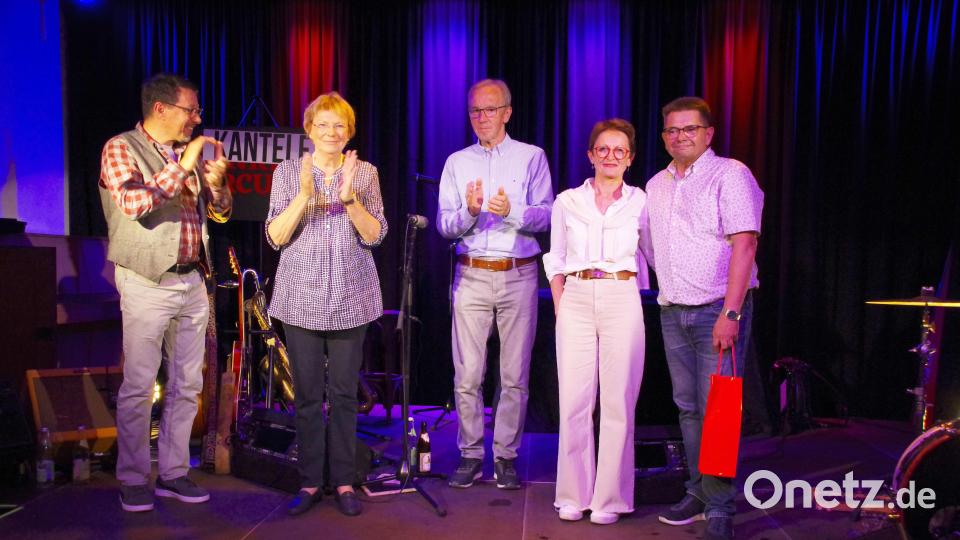 Eine Ära im Kulturamt geht zu Ende: (von links) Markus Lommer, Maria Müller und Werner Dürgner mit Christine und Fred Tischler als dem &quot;Star des Abends&quot;. Bild: müb