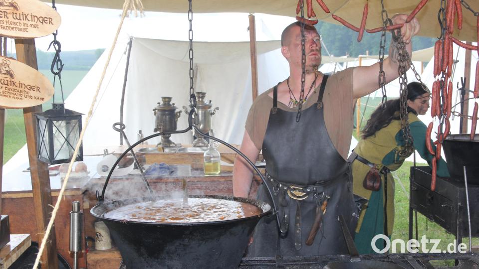 Der Kessel war am Ende leer, das Wikingeressen kam bei den hungrigen Gästen des Marktes gut an. Bild: ral