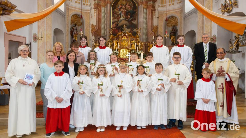 Zehn Kinder feierten Erstkommunion in der Pfarrkirche Neualbenreuth. Mit im Bild (von links) Gemeindereferentin Sabine Schiml, Religionslehrerin Ulrike Richter, Karin Gleißner (Rektorin), Klassenlehrerin Lisa Lehmann, Alexandra Hecht (Klassenleitung 1/2), Mesner und Pfarrgemeinderatssprecher Wolfgang Plonner und Pfarrer George Parankimalil mit einigen Ministrantinnen und Ministranten. Bild: Fotostudio Hummer