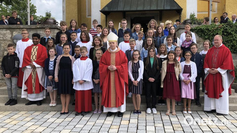 Die Firmung spendete Weihbischof Reinhard Pappenberger 42 Jugendlichen. Den Festgottesdienst in Wiesau zelebrierten Pfarrer Markus Nees (rechts) und Pfarrvikar Pater Charles John (Dritter von links) mit. Bild: wro