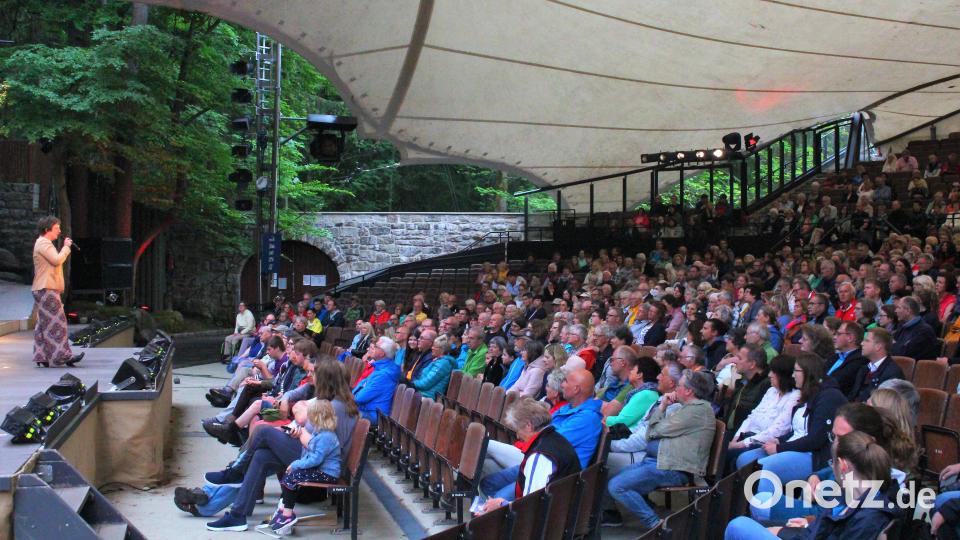 Künstlerische Leiterin Birgit Simmler (links) gab den zahlreichen Interessierten Erläuterungen zu den Eigenproduktionen der Luisenburg-Festspiele. Bild: stg