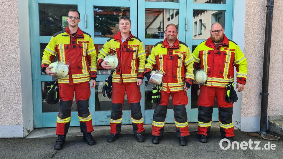 Maximilian Winkler und Maximilian Schultes (von links) sind die neuen Jugendwarte der Feuerwehr Erbendorf. Sie lösen Christopher Linkel (von rechts) und Roland Kaiser ab. Bild: Roland Wellenhöfer