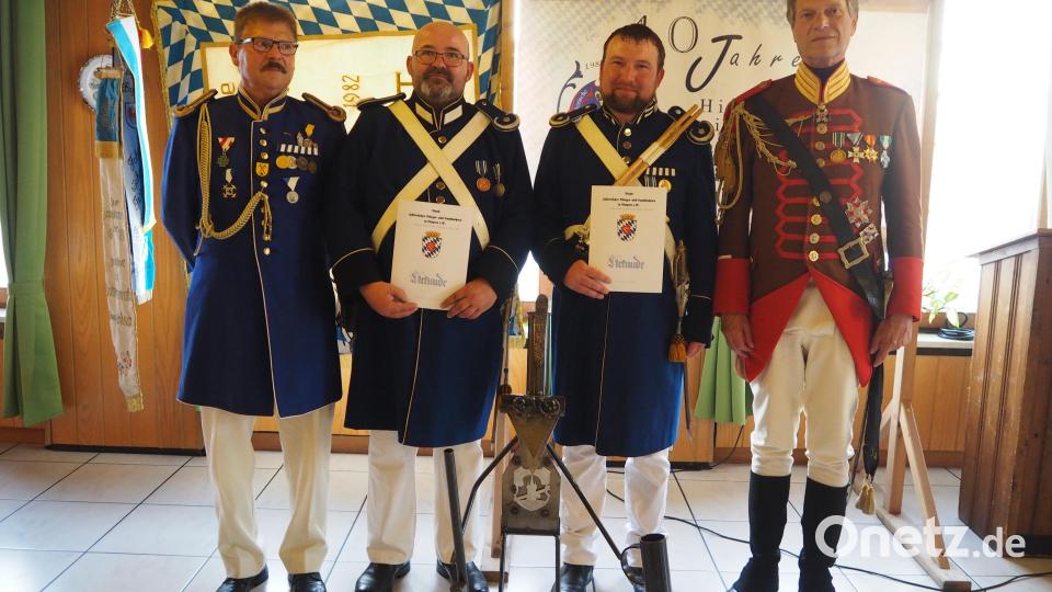 Landeskommandant Jürgen Völkl (rechts) aus Störnstein zeichnet drei Neustädter Bürgerwehrmitglieder mit der silbernen Ehrenspange aus. Bild: krb