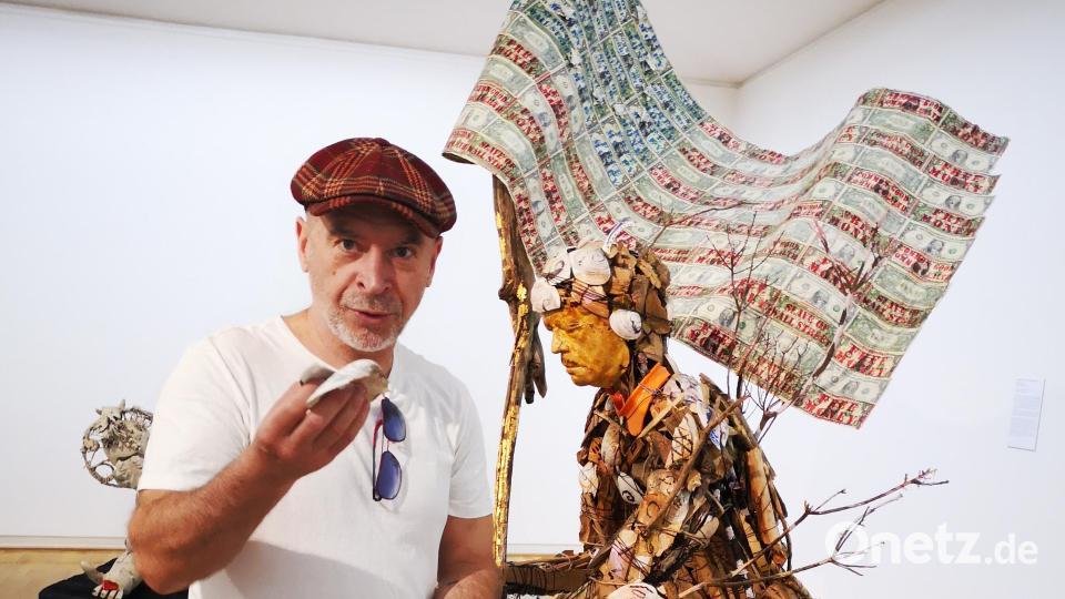 Paweł Althamer vor der Skulptur &quot;God bless America&quot; (2014) im Kunstforum Ostdeutsche Galerie in Regensburg. Bild: Thomas Dobler