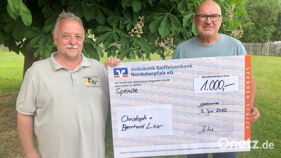 Einen Scheck über 1000 Euro für die Ukraine-Hilfe übergab Freie-Wähler-Stadtrat Bernhard Lux (rechts) an den stellvertretenden Vorsitzenden der Reservistenkameradschaft Waldsassen, Michael Filchner. Bernhard Lux und sein Bruder Christoph hatten kürzlich nachträglich ihren runden Geburtstag gefeiert und dabei um Spenden gebeten. Bild: Freie Wähler Waldsassen/exb
