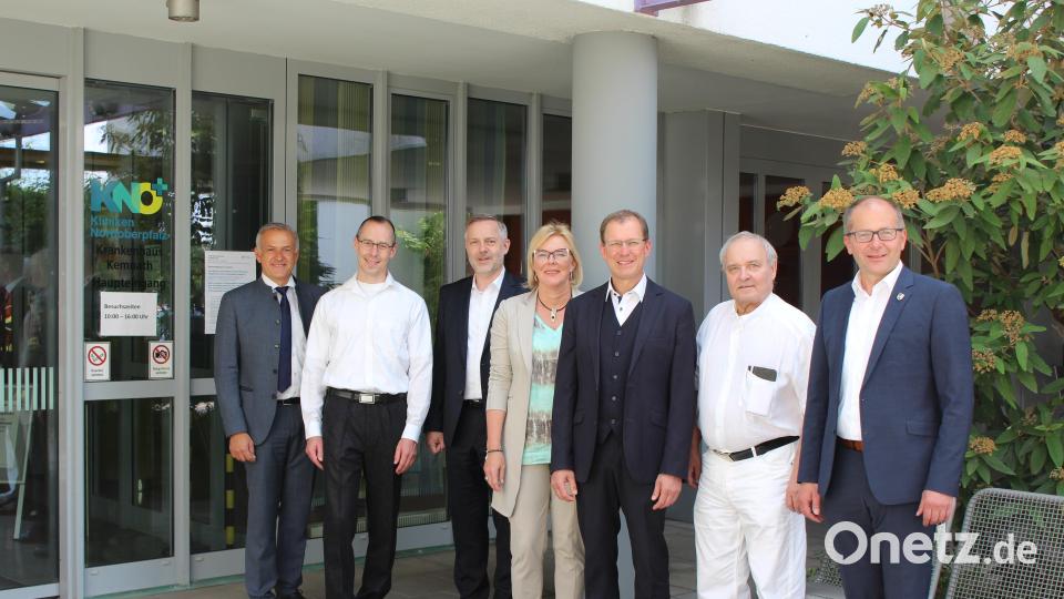 Dr. Jörg Vogt (Zweiter von links), Dr. Cornelius Schörle (Dritter von rechts) und Professor Dr. Walter Wagner (Zweiter von rechts) werden am neuen Standort des MVZ Nordoberpfalz in Kemnath tätig sein. Landrat Roland Grillmeier, KNO-Vorstand Michael Hoffmann, MVZ-Geschäftsführerin Susanne Müller und Kemnaths Bürgermeister Roman Schäffler (von links) freuen sich über diese Entwicklung . Bild: Kliniken Nordoberpfalz/Eva Rauch.