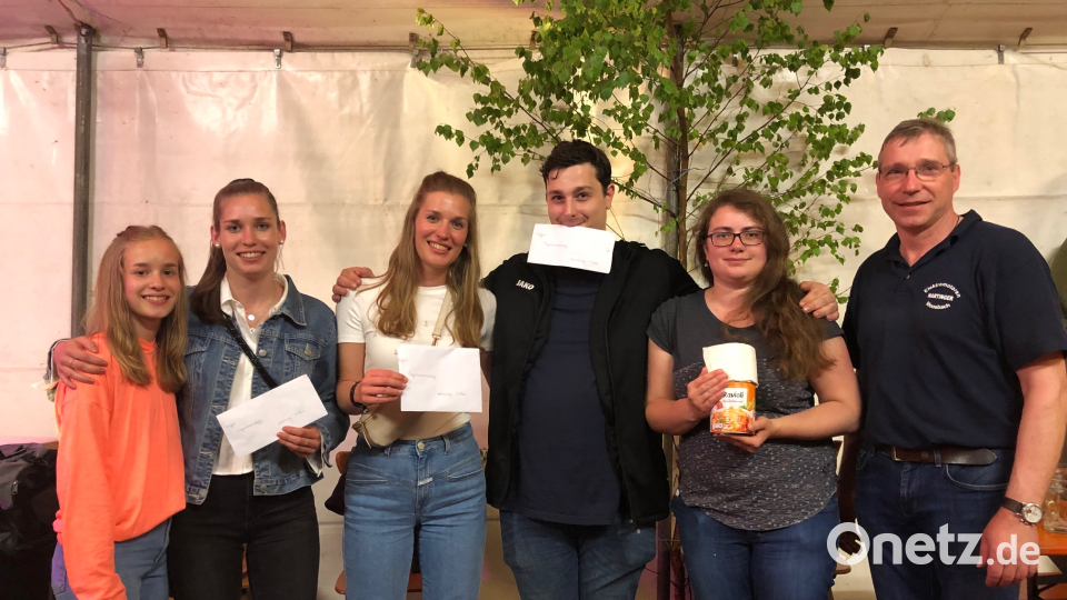 Glücksfee bei der Verlosungwar Paula Schießl (links). Den Gewinnern gratuliert Feuerwehr-Vorsitzender Hermann Ach (rechts). Bild: gi
