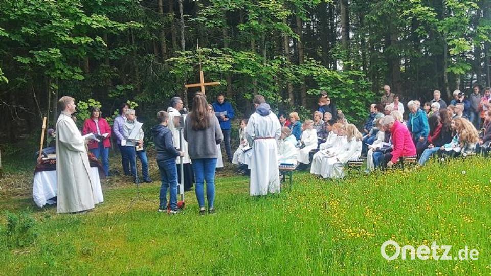 Viele Gläubige nahmen an der gemeinsamen Maiandacht auf dem Hainberg und der anschließenden Straßensegnung teil. Bild: ld