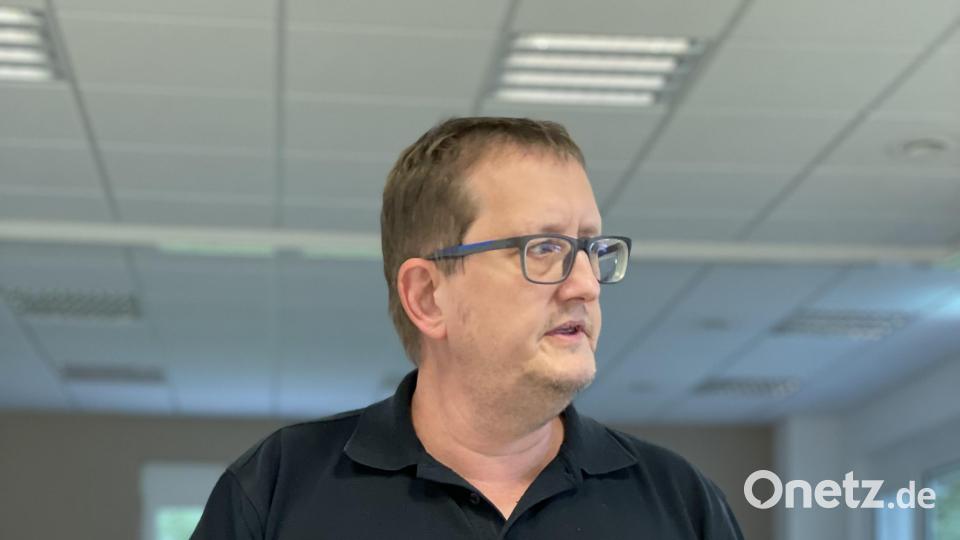 Stephan Schieder von der TTB der ILS Nordoberpfalz stand den Kreisräten der Freien Wähler im Landkreis Tirschenreuth Rede und Antwort zu dem Thema der digitalen Alarmierung. Bild: Bernhard Schmidt/exb