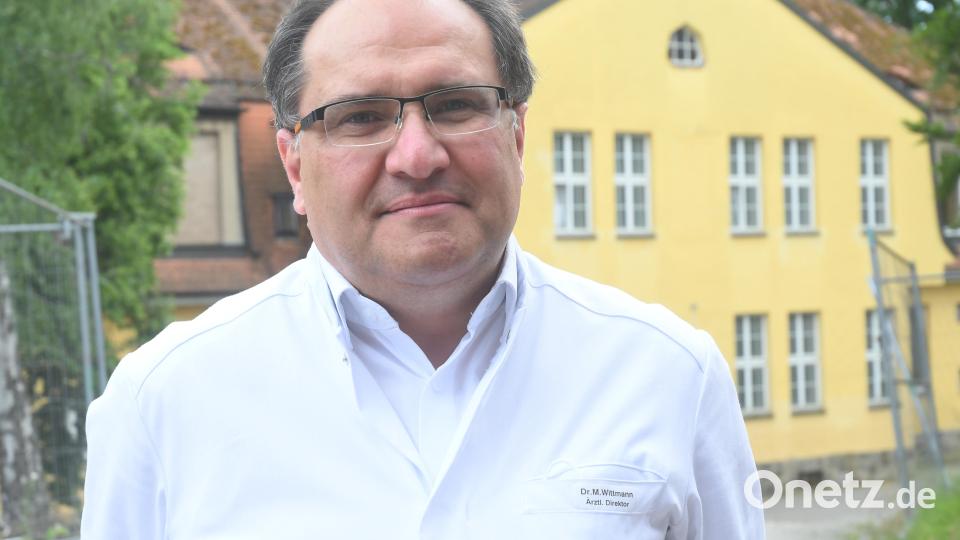 Klinikumsdirektor Dr. Markus Wittmann: &quot;Im neuen Haus 13 werden die psychosomatischen Stationen zusammengefasst. Erweitert werden auch die Räume für die physikalische Therapie.&quot; Bild: Gabi Schönberger