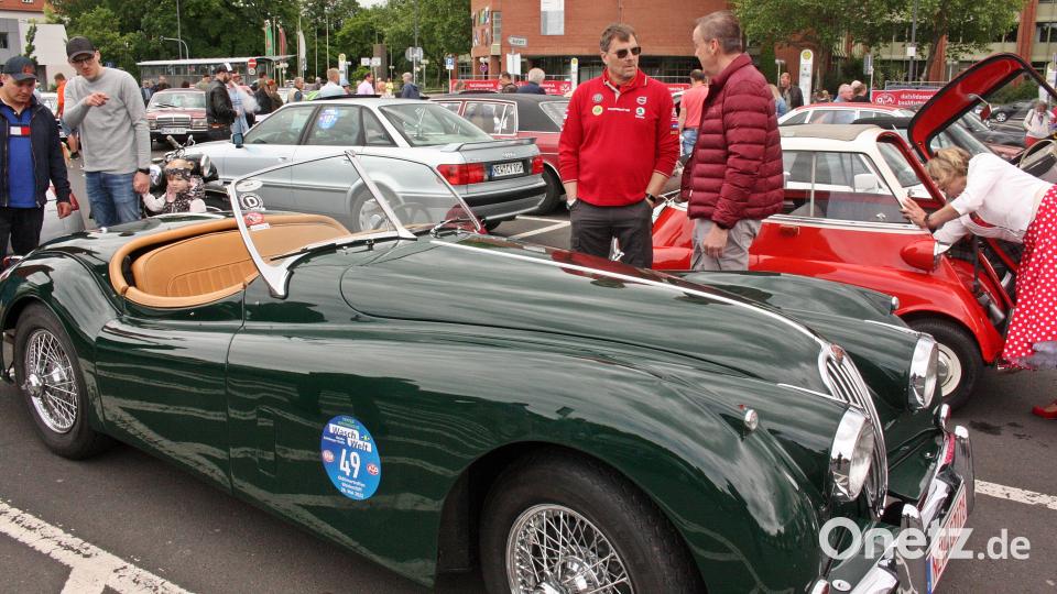 Fachsimplen unter Oldtimer-Freunden. Bild: R. Kreuzer