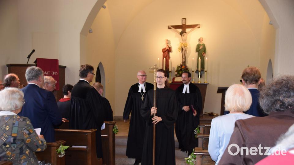 Regionalbischof Klaus Stiegler (links) ist extra aus Regensburg angereist, um die Festpredigt zur Wiederinbetriebnahme der evangelischen Gustav-Adolf-Gedächtniskirche in Hirschau zu halten. Bild: wku
