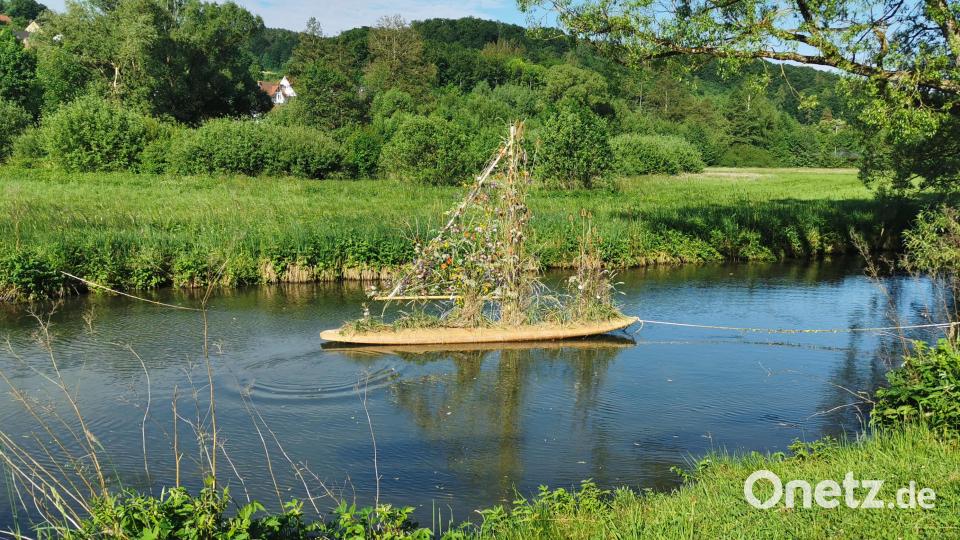 Eines der über 1000 Kunstwerke ist in der Lauterach platziert. Bild: Hans Yberle/exb