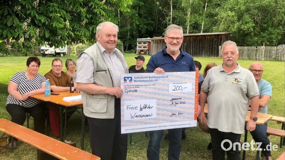 Einen Scheck des Freie-Wähler-Ortsverbands Waldsassen über 200 Euro für die Ukraine-Hilfe überreichten Kassier Konrad Rosner und Vorsitzender Johann Wurm (von links) an Michael Filchner, den stellvertretenden Vorsitzenden der Reservistenkameradschaft Waldsassen. Bild: Freie Wähler Waldsassen/exb