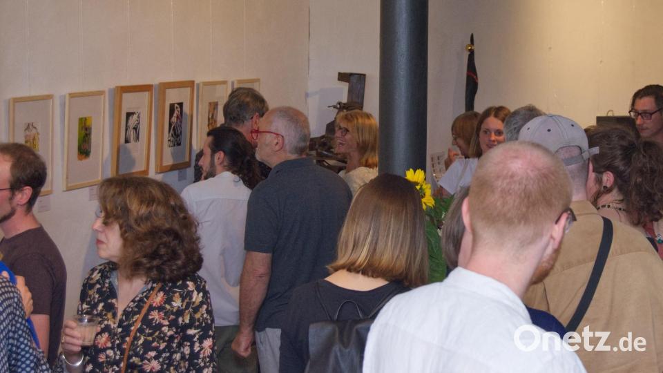 Besucher der Vernissage in der Galerie der Gruppe 81. Bild: Michael Prechtl/exb