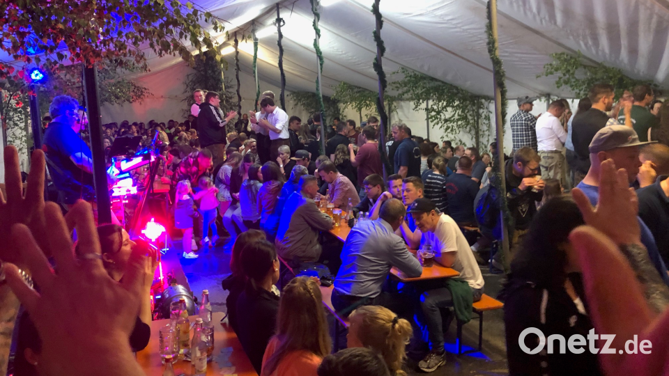 Das Dorffest in Ödpielmannsberg ist nach zwei Jahren Pause wieder ein voller Erfolg. Super Stimmung herrscht am Abend im Zelt. Bild: gi