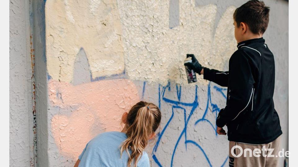 Groß und Klein konnten sich auch selbst mal an Graffitis versuchen. Bild: Christina Malzer/exb