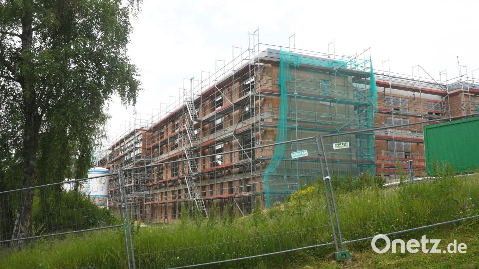 Im Oktober 2023 soll Einweihung sein. Mit Haus 13 entsteht ein moderner Klinikbau für Psychosomatik und eine psychiatrische Komfortstation. Bild: Gabi Schönberger