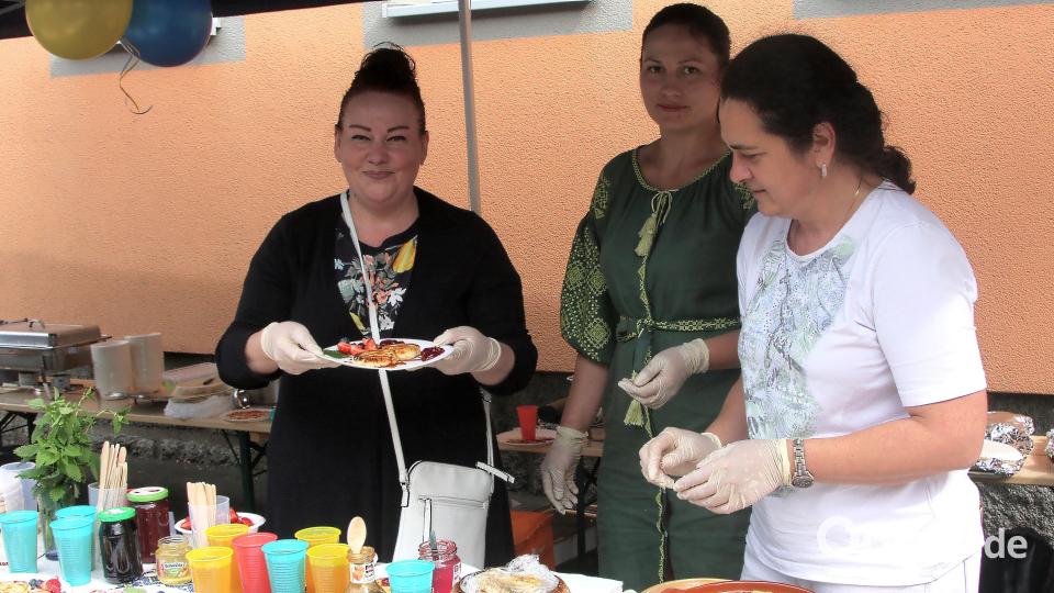 Frauen aus der Ukraine boten beim Schulfest kulinarische Spezialitäten aus ihrer Heimat an. Bild: wro