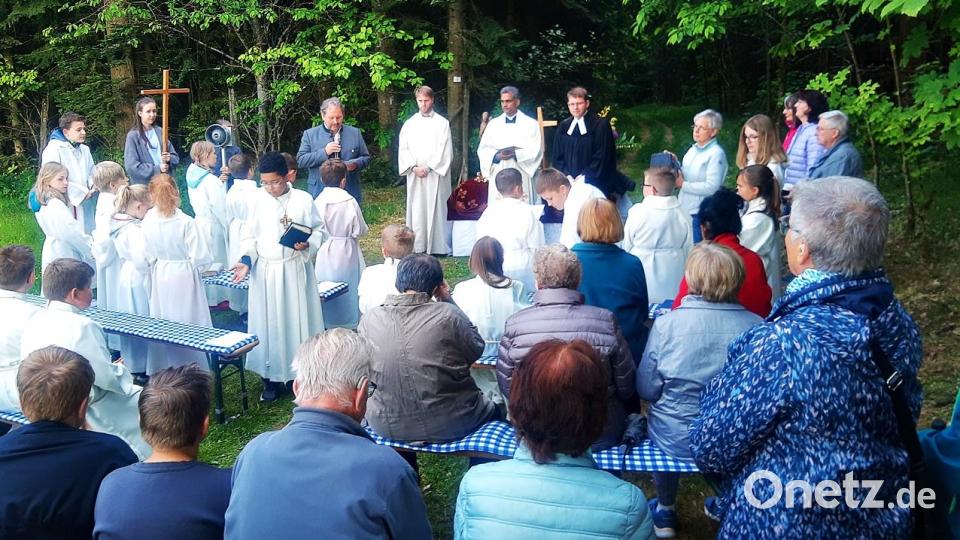 Zur Segnung war auch Pfarrer Andreas Kraft nach Oberölbühl gekommen. Bürgermeister Bernhard Schindler erläuterte den Vorgang des Straßenausbaus von der Planung bis zur Abnahme. Bild: ld