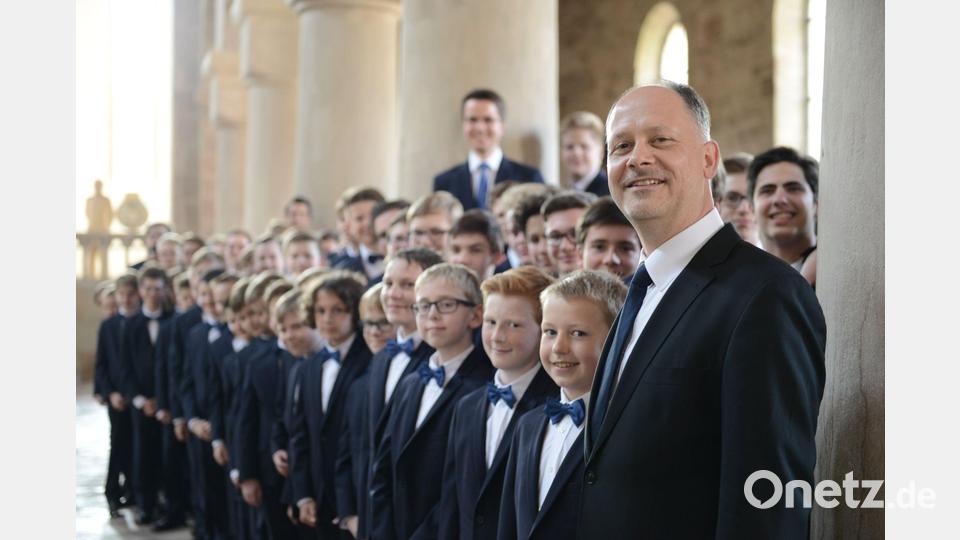 Mit Martin Lehmann an der Spitze schließt der Windsbacher Knabenchor in seinem Konzert am 24. Juni die laufende Konzertsaison im Stadttheater Amberg. Bild: Pavan/exb