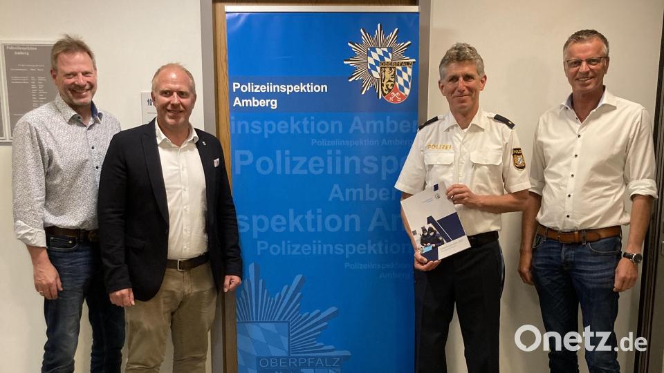 Die Bürgermeister Alwin Märkl, Marcus Eichenmüller, Polizeirat Günter Grießhammer und Bürgermeister Hermann Falk (von links). Bild: Marcus Helfensdörfer/exb