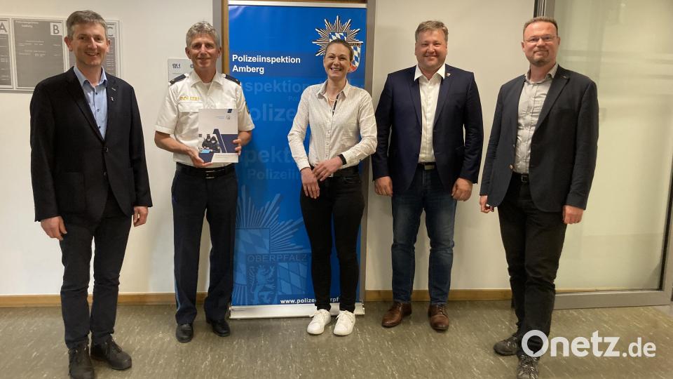 Bürgermeister Albert Geitner, Polizeirat Günter Grießhammer, Geschäftsleiterin Simone Mitschke (Ammerthal) und die Bürgermeister Stefan Braun und Florian Junkes (von links). Bild: Marcus Helfensdörfer/exb